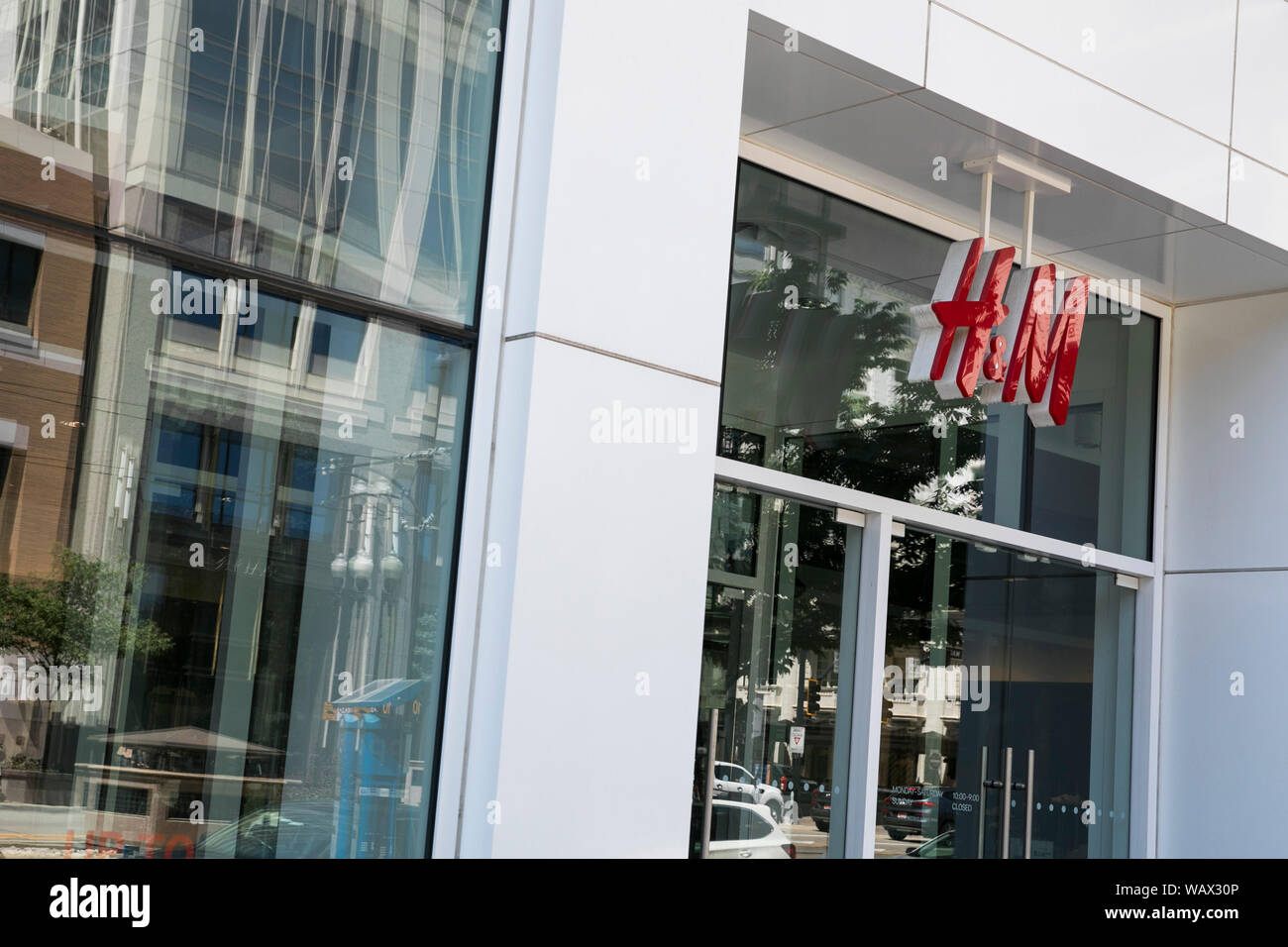 H&m shopping hi-res stock photography and images - Page 3 - Alamy