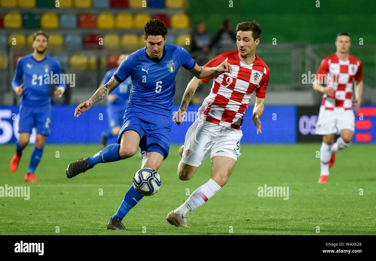 Alessandro Bastioni tallonato da Marin Jakolis during ITALIA vs CROAZIA U21  2-2, Frosinone, Italy, 25 Mar 2019, Calcio Nazionale Italiana di Calcio  Stock Photo - Alamy