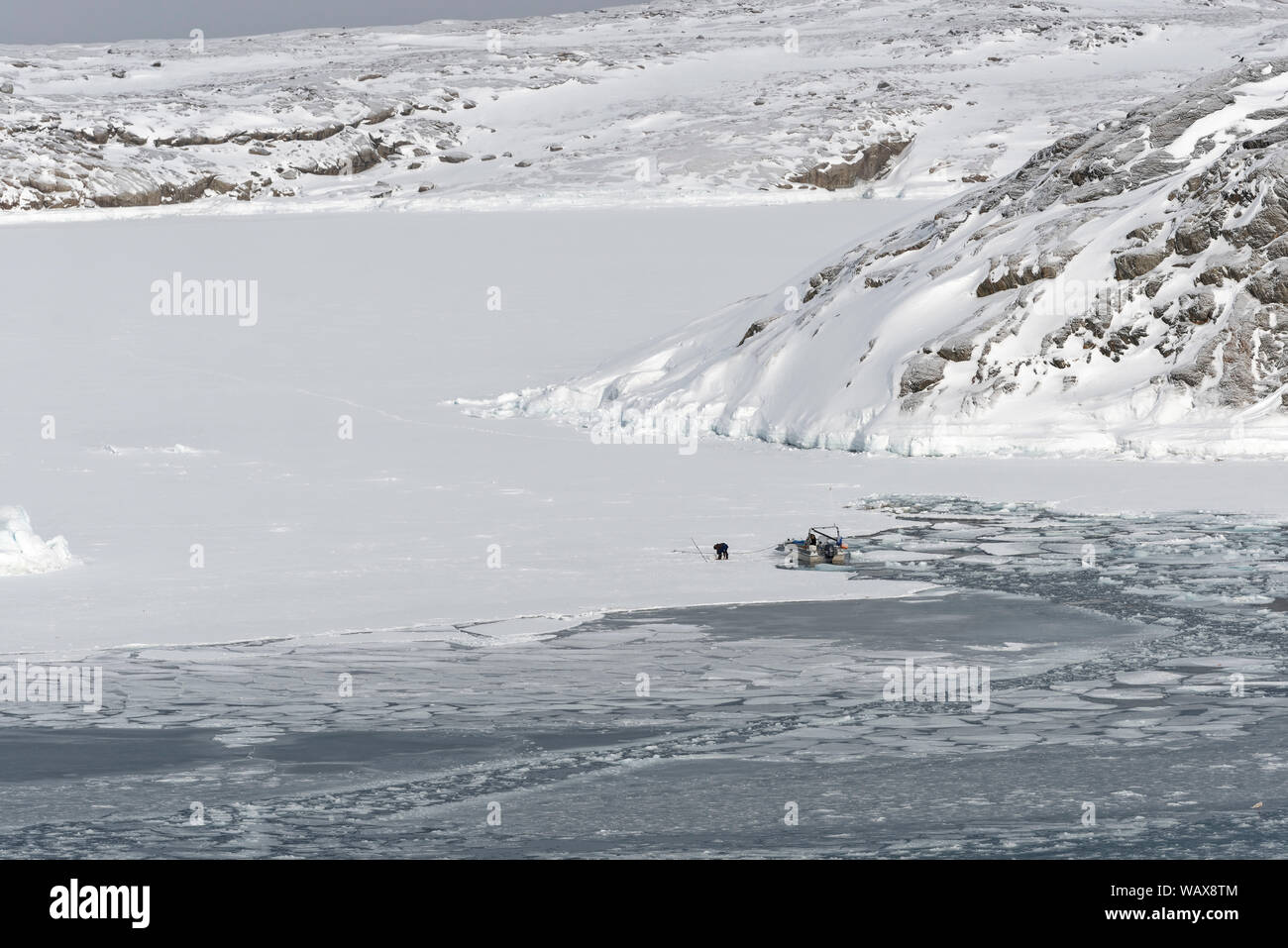Eisfischer an der Küste von Ilulissat, Avannnaata Kommunia, Grönland, Dänemark. Fishing on ice in Ilulissat, Greenland, Denmark Stock Photo
