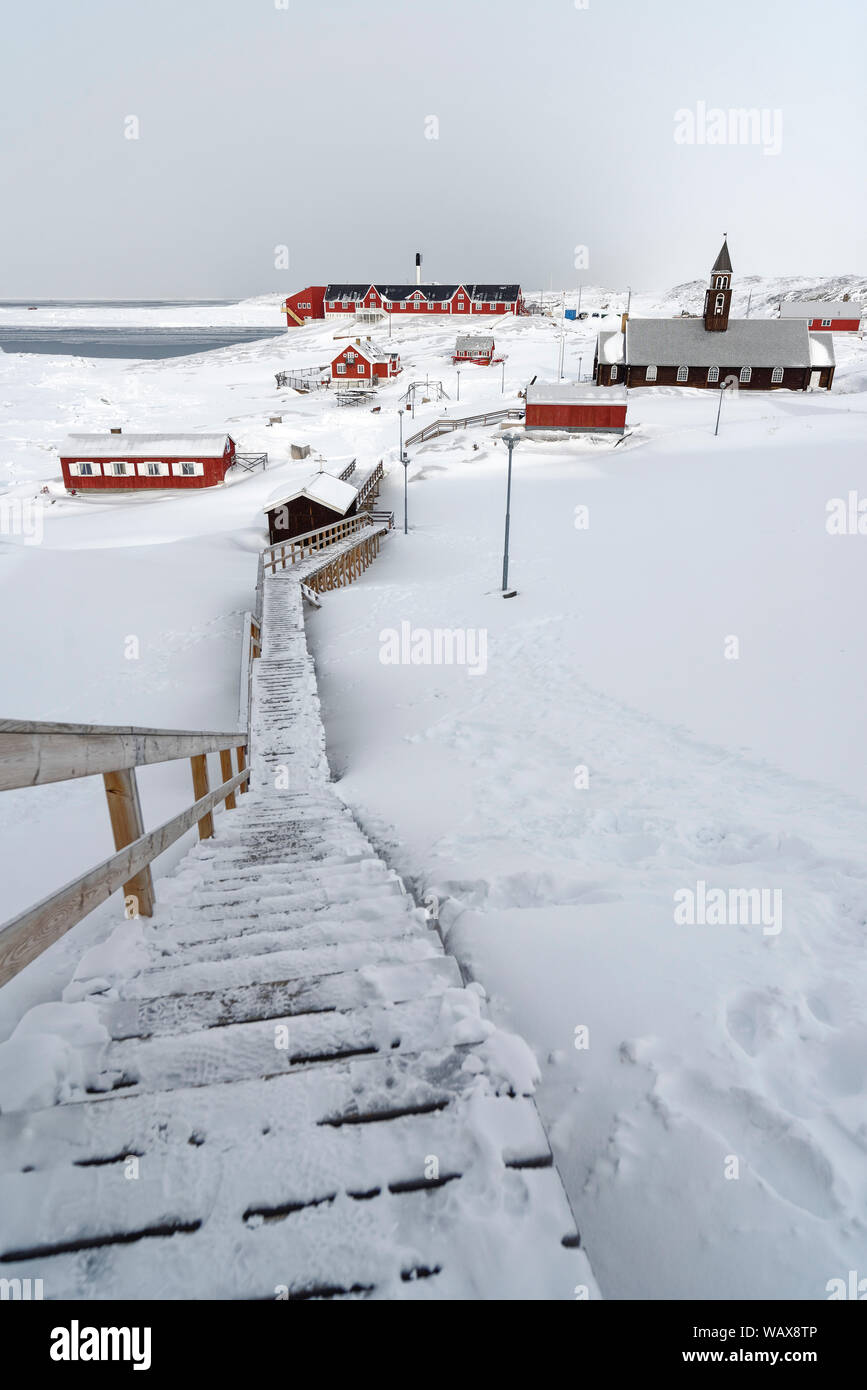 Rote Holzhäuser und Zionkirche von Ilulissat im Winter, Ilulissat, Avannnaata Kommunia, Grönland, Dänemark. Stock Photo