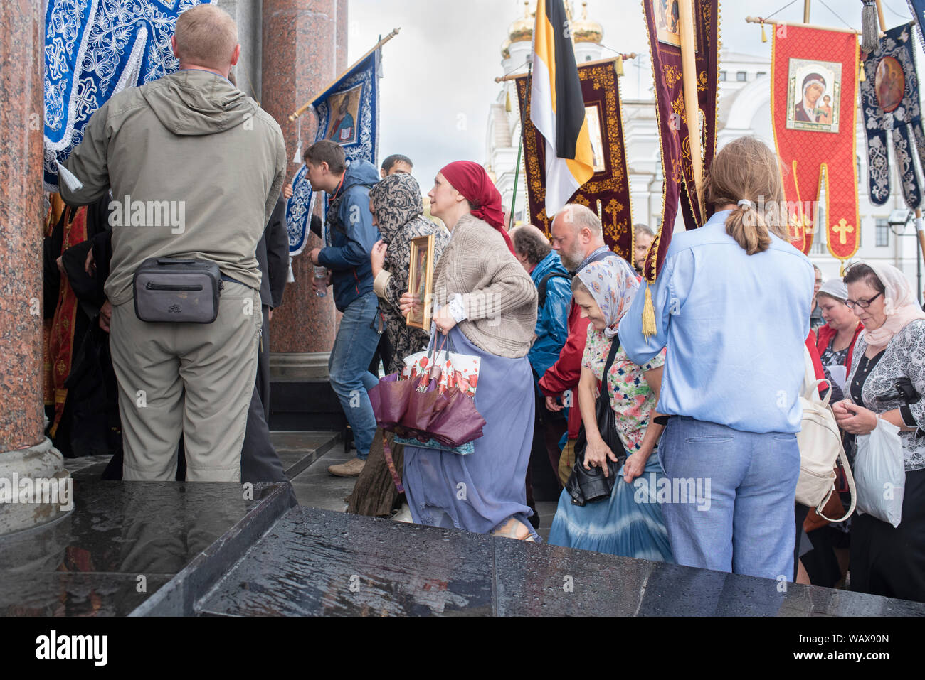 Après les 10km à travers la ville, les pèlerins se ruent avec leurs sacs et leurs portraits du Saint-tsar Nicolas dans l’église sur le sang. Une petit Stock Photo