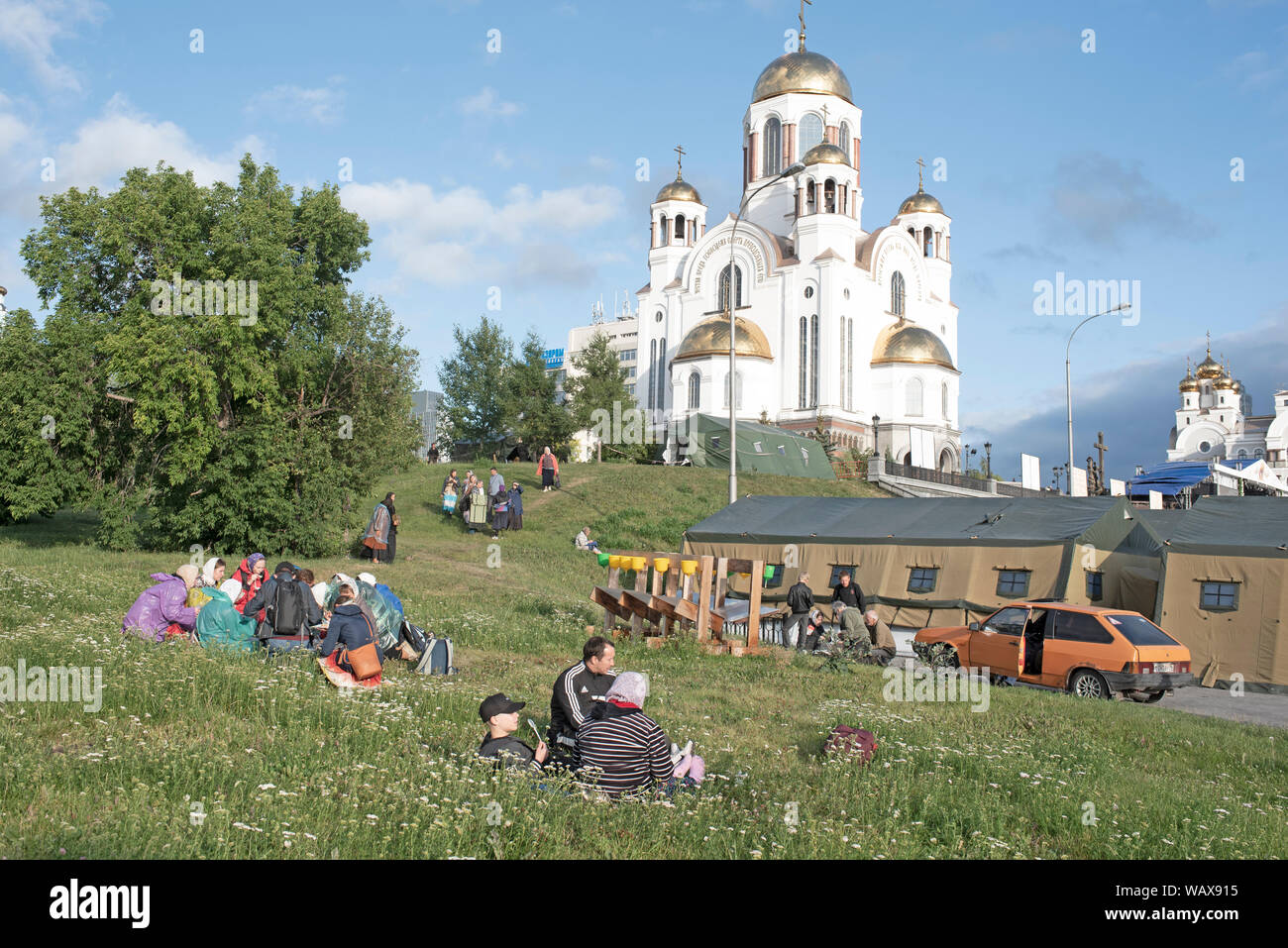 Les pèlerins venus de toute la Russie arrivent à Ekaterinbourg, beaucoup dormiront à la belle étoile, ou sous des tentes montées par l’armée. Le camp Stock Photo