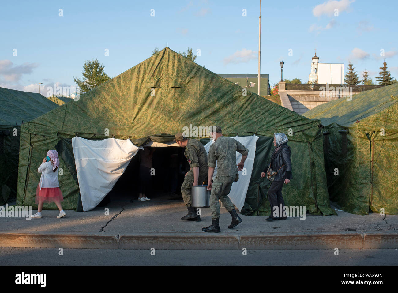 Les tentes montées par l’armée servent pour le repos des pèlerins, les soldats préparent également de quoi se nourrir avant la grande nuit de célébrat Stock Photo