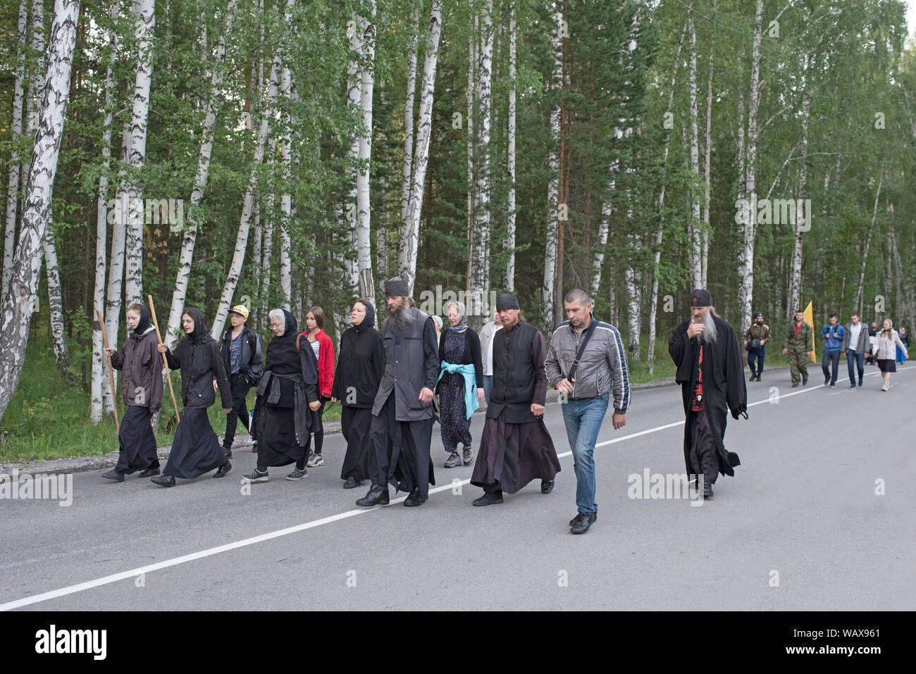 Très peu dispersés, les pèlerins arrivent et toujours de vive allure dans la forêt de bouleaux à Ganina Yama vers 5h30 après avoir marché 21 km. Le Sa Stock Photo