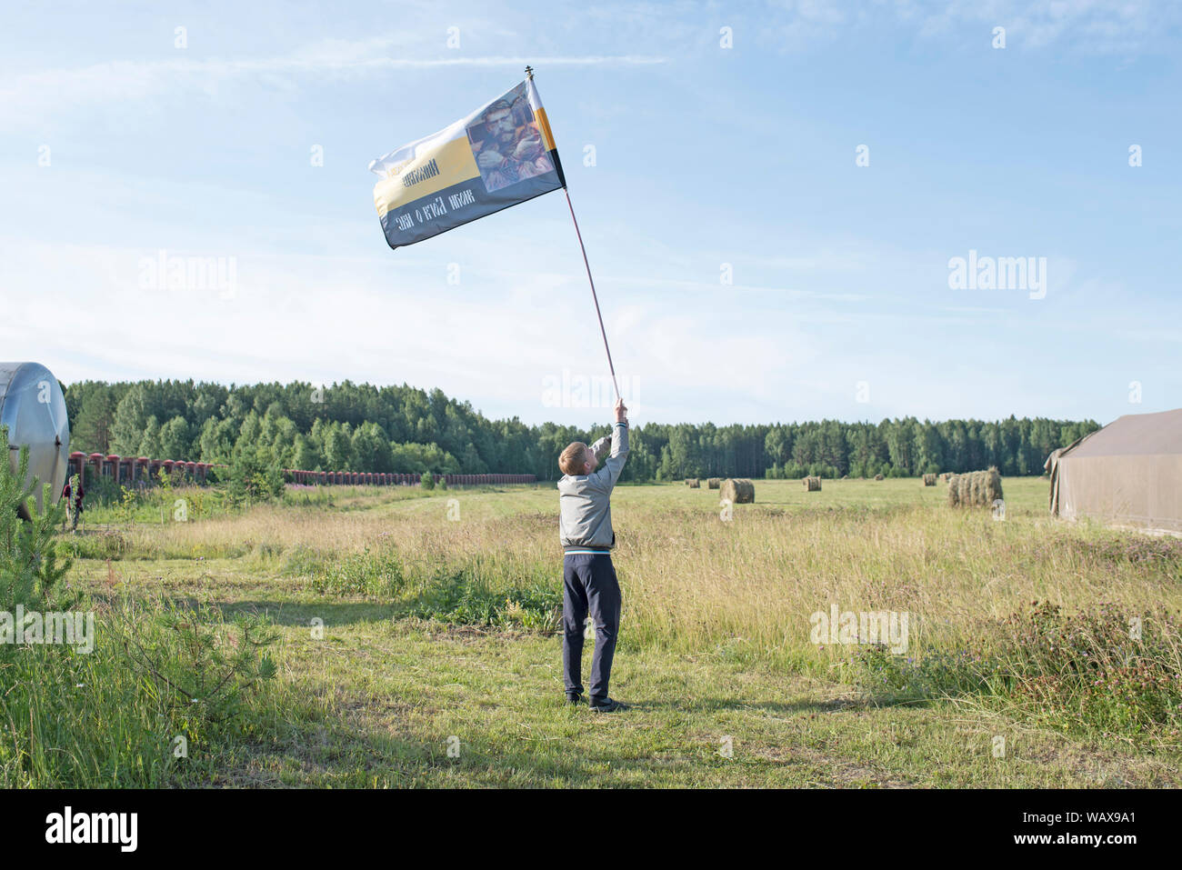 Alexeï (Надежда Алексей) fait flotter son drapeau Tsariste dans la campagne d’Apalayevsk. Il fait parti d’un groupement Tsariste, il est de la région Stock Photo