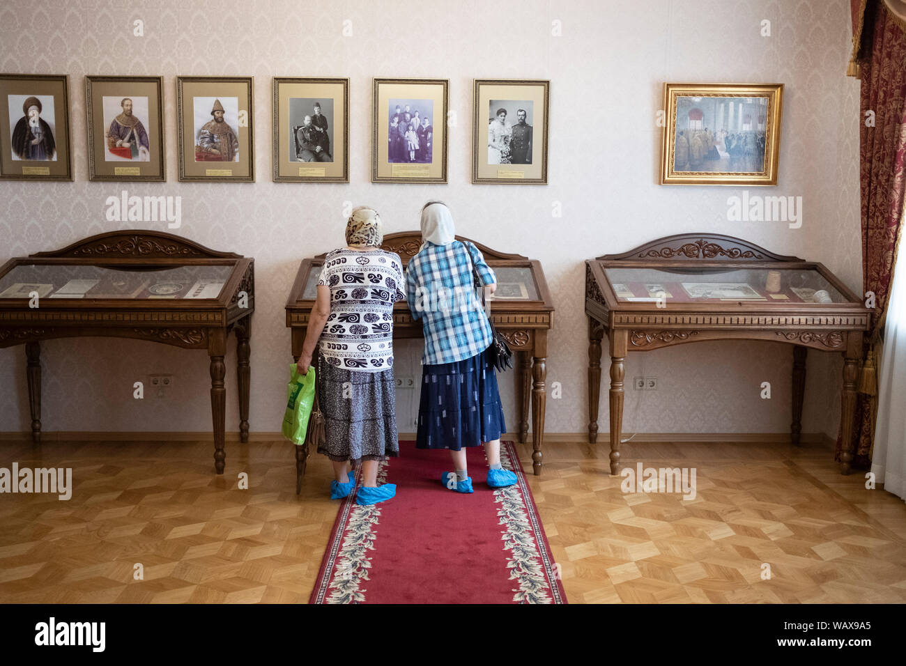 Les pèlerins en attendant les festivités, profitent du musée dédié à la famille des Romanov. Pilgrims waiting for the festivities, enjoy the museum de Stock Photo
