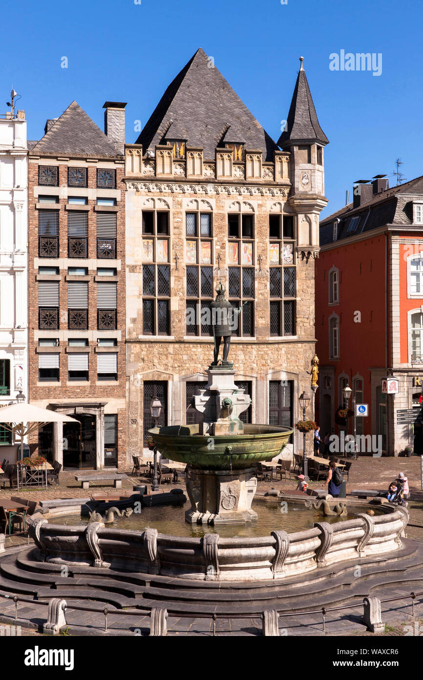 house Loewenstein and the Charlemagne fountain on the market place, Aachen, North Rhine-Westphalia, Germany.  Haus Loewenstein am Markt, davor der Kar Stock Photo