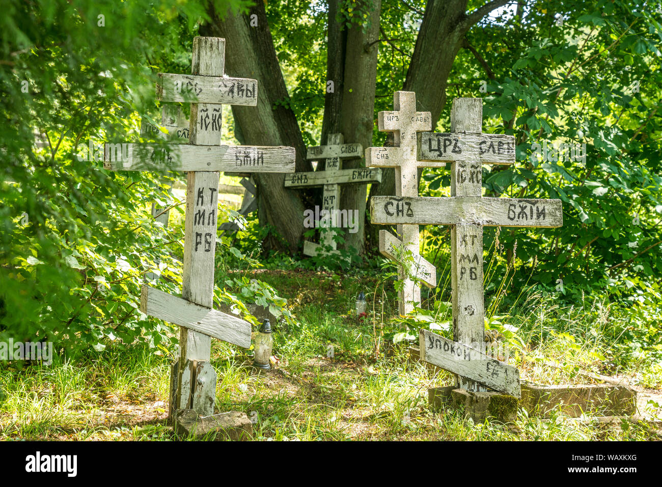 orthodoxer Friedhof mit typischen Holzkreuzen am ehemaligen Kloster der Altgläubigen in Wojnowo / Eckertsdorf, Ruciane-Nida, Ermland-Masuren, Polen, E Stock Photo