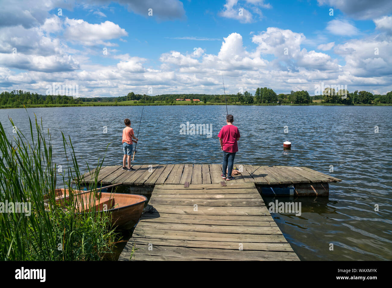 Jungen angeln am See Jezioro Dus bei Wojnowo / Eckertsdorf, Ruciane-Nida, Ermland-Masuren, Polen, Europa |  boys angling at the  lake Jezioro Dus, Woj Stock Photo