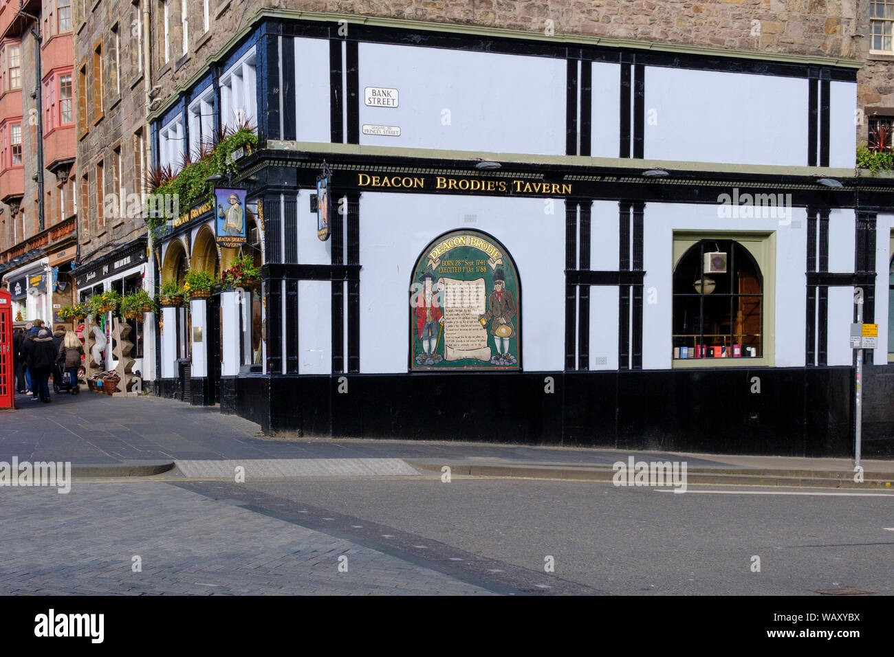 Scottish pub exterior - Deacon Brodies Tavern a public house in Lawnmarket on the Royal Mile in Edinburgh Stock Photo