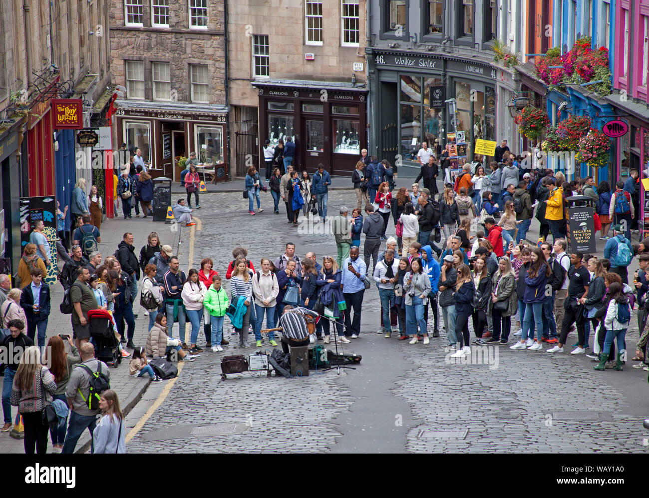 Edinburgh Fringe Festival, Victoria Street, Scotland, UK. 22nd August 2019. Edinburgh Fringe Festival. Musicians are still entertaining audiences on Victoria Street. Stock Photo