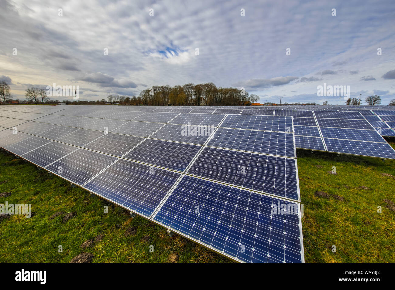 Field of solar panels hi-res stock photography and images - Alamy