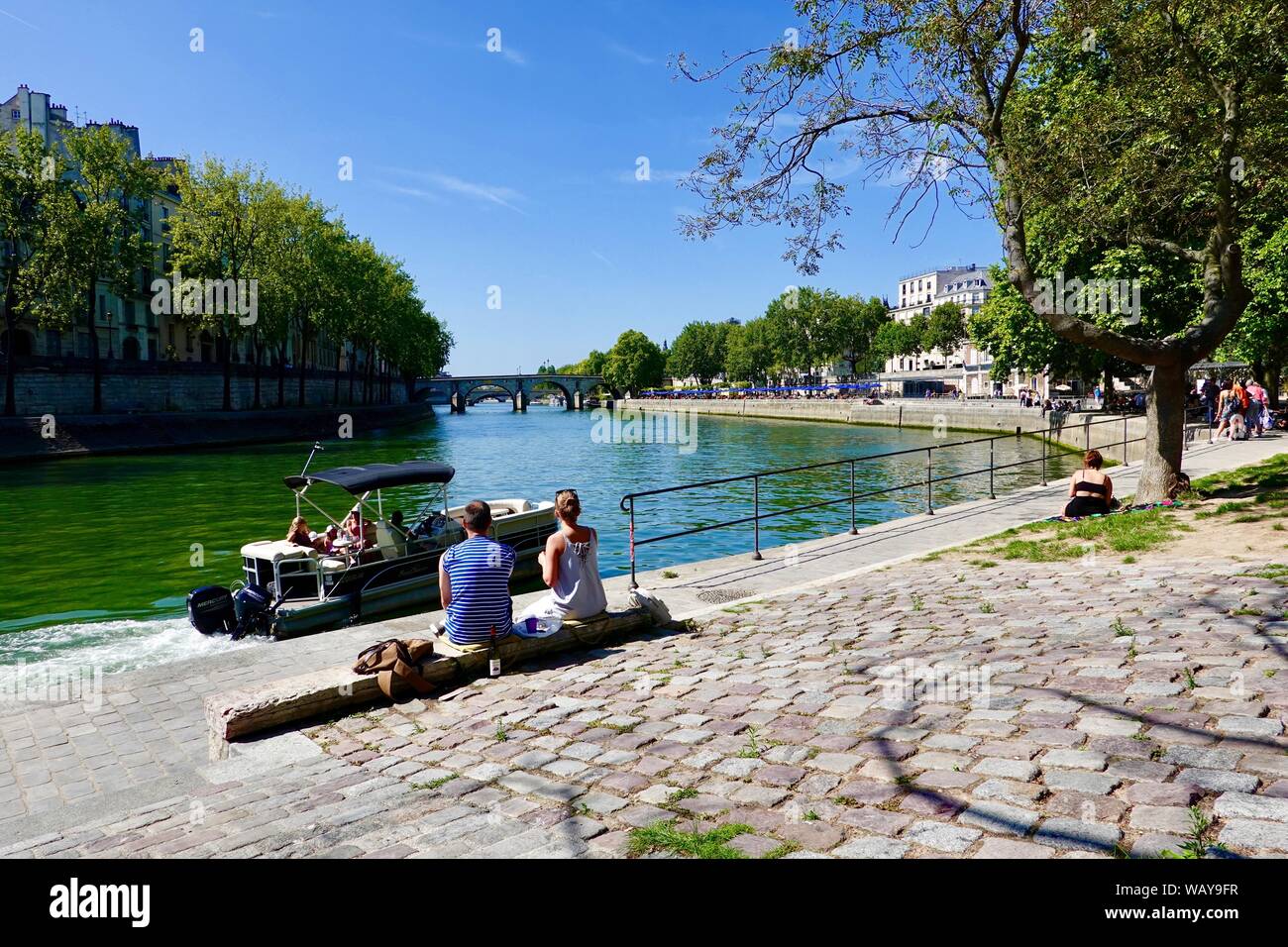 Picnic on river bank hi-res stock photography and images - Alamy