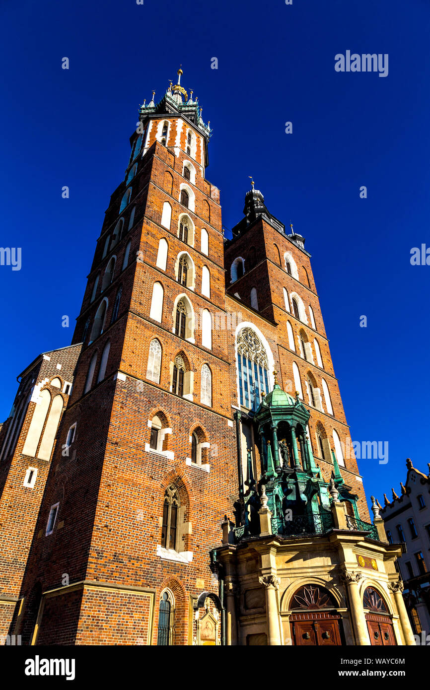St. Mary's Basilica (Kościół Mariacki) in the Main Square (Rynek Glowny) of Krakow, Poland Stock Photo