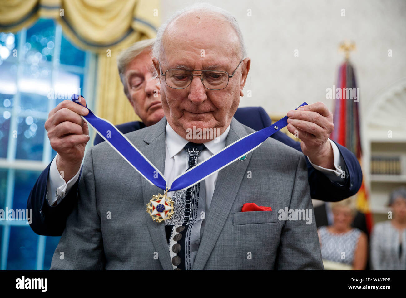 Trump awards Medal of Freedom to NBA star Bob Cousy - Los Angeles Times
