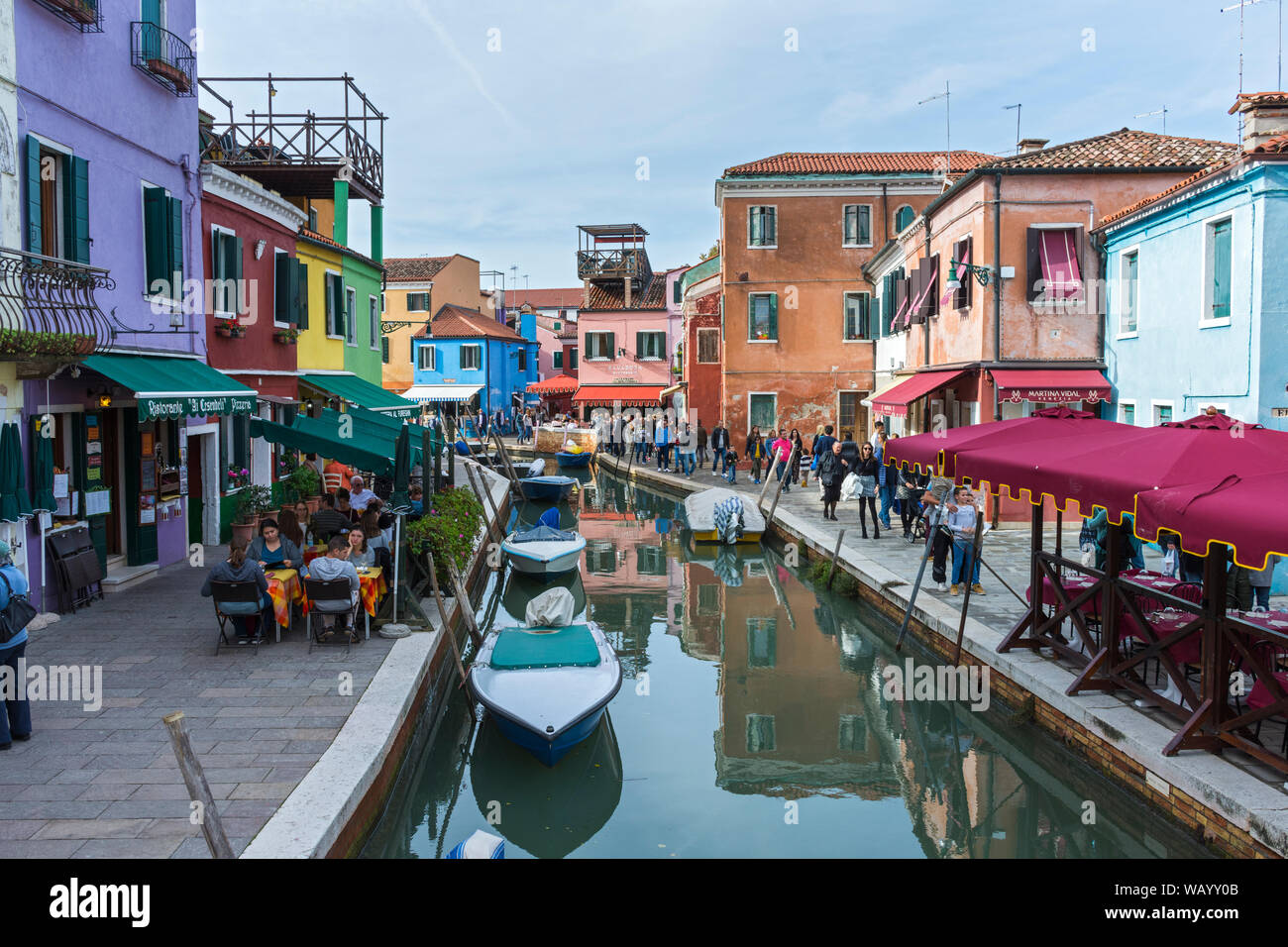 Brightly coloured buildings along the Rio Assassini canal, Burano, Laguna Veneto, Italy.  Fondamenta Cao Moleca (left), Fondamenta San Mauro (right). Stock Photo