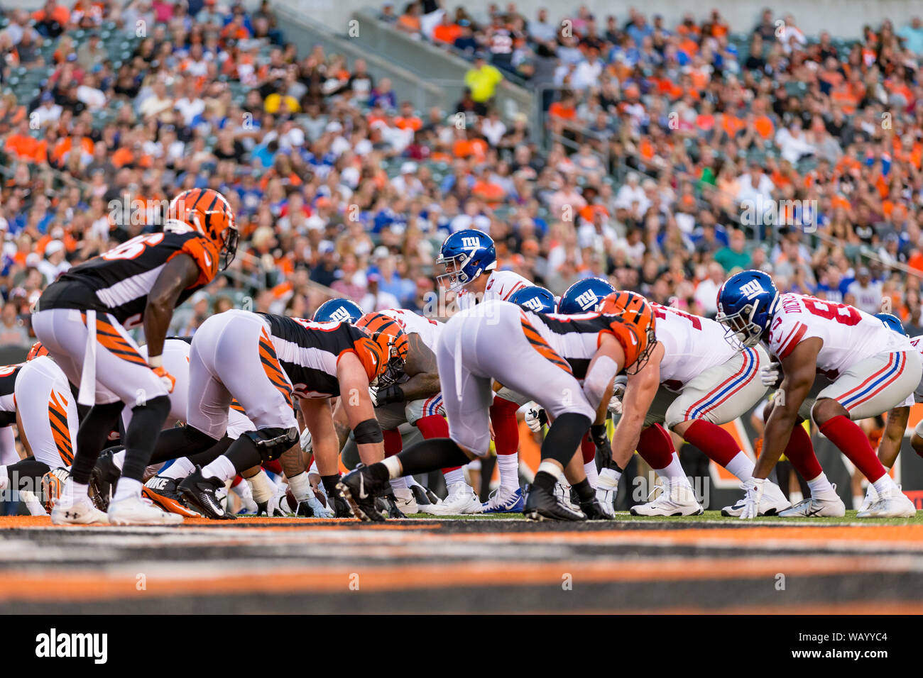 Cincinnati, USA. 22nd Aug, 2019. August 22, 2019: New York Giants quarterback Daniel Jones (8) prepares to take the snap during NFL football preseason game action between the New York Giants and the Cincinnati Bengals at Paul Brown Stadium in Cincinnati, OH. Adam Lacy/CSM Credit: Cal Sport Media/Alamy Live News Stock Photo