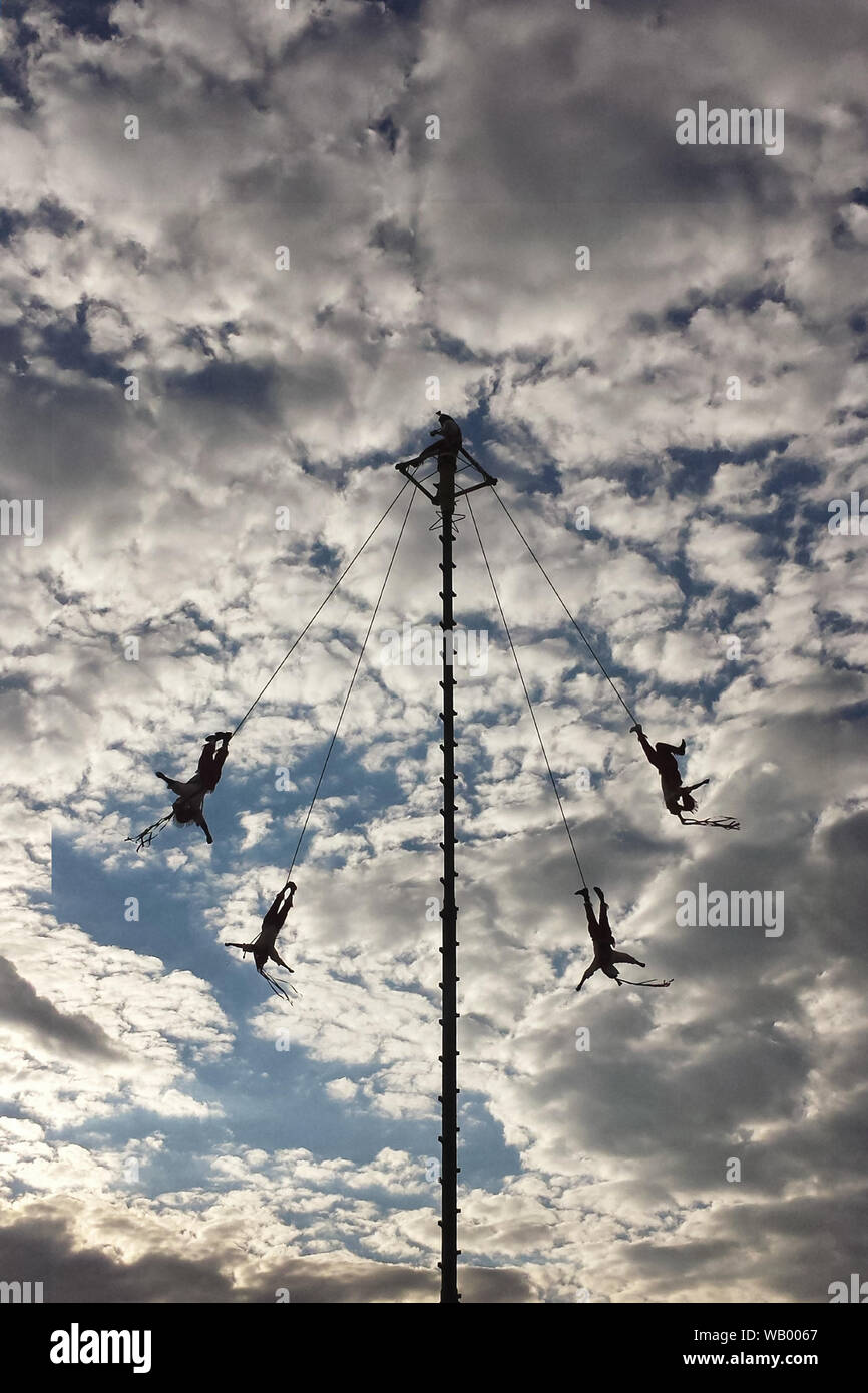 papantla voladores flyers dancing ritual in veracruz mexico Stock Photo