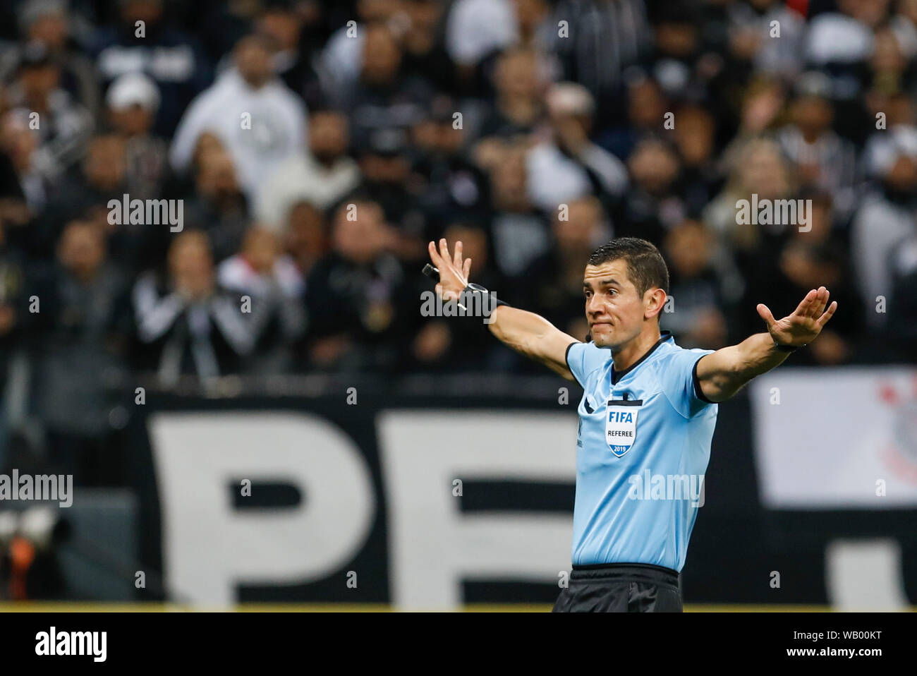 SÃO PAULO, SP - 22.08.2019: CORINTHIANS X FLUMINENSE - Referee Andres Rojas (COL) during a match between Corinthians x Fluminense held at Corinthians Arena, East Zone of São Paulo, SP. The match is the first valid for the quarterfinals of the 2019 South American Cup. (Photo: Ricardo Moreira/Fotoarena) Stock Photo
