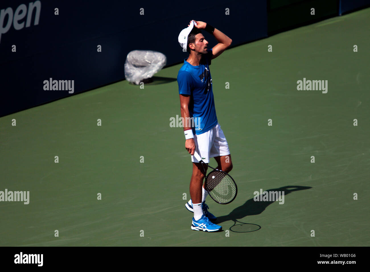 Flushing Meadows, New York, United States - 21 August 2019. Novak Djokovic of Serbia tries to beat the heat while practicing at the National Tennis Center in Flushing Meadows, New York in preparation for the US Open which begins next Monday. Credit: Adam Stoltman/Alamy Live News Stock Photo