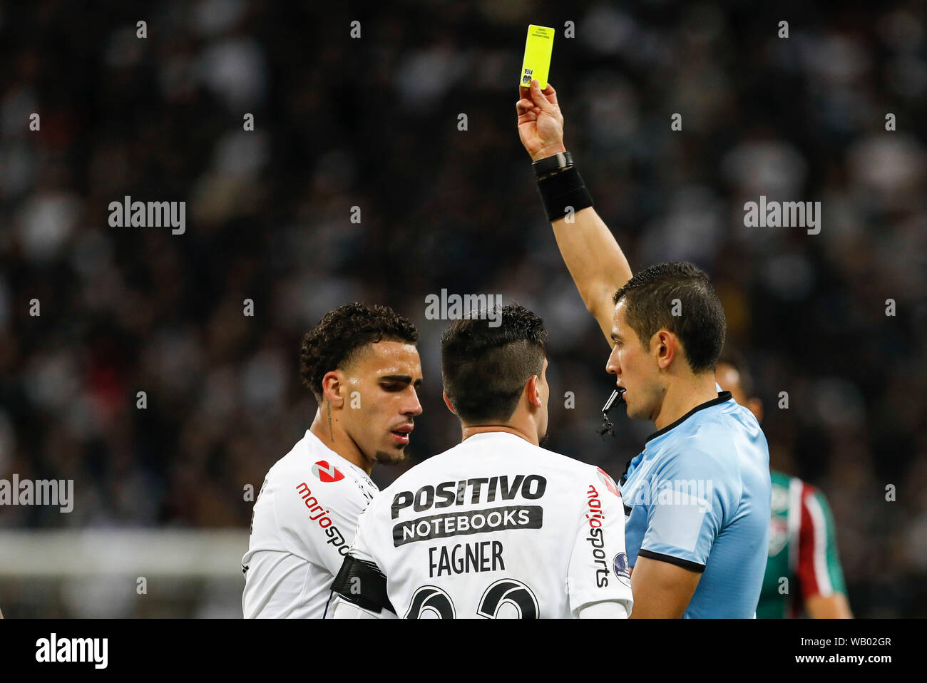 SÃO PAULO, SP - 22.08.2019: CORINTHIANS X FLUMINENSE - Referee Andres Rojas (COL) shows Gabriel a yellow card during a match between Corinthians x Fluminense held at Arena Corinthians, East Zone of Sao Paulo, SP. The match is the first valid for the quarterfinals of the 2019 South American Cup. (Photo: Ricardo Moreira/Fotoarena) Stock Photo