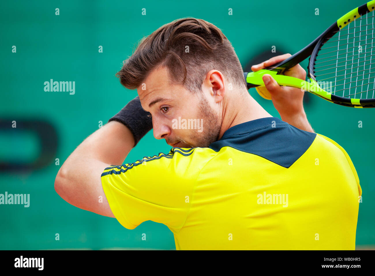 Left handed male tennis player holding racket ready to play tennis Stock  Photo - Alamy