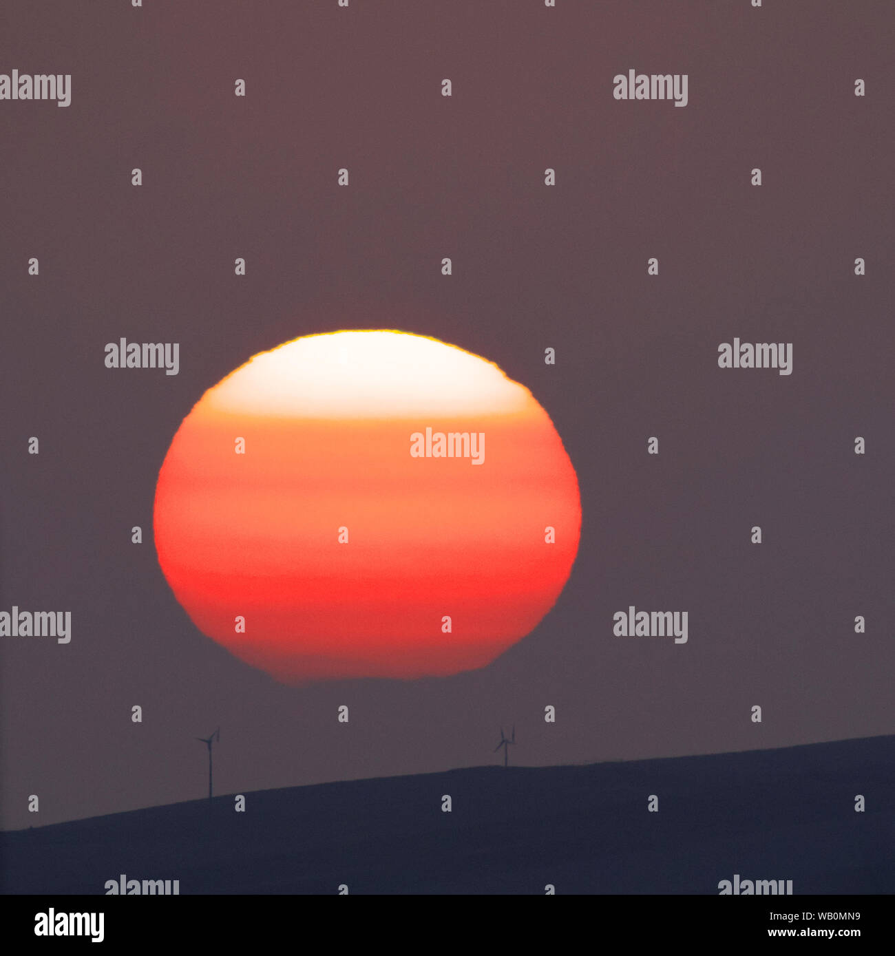 Setting sun wind turbines hi-res stock photography and images - Alamy