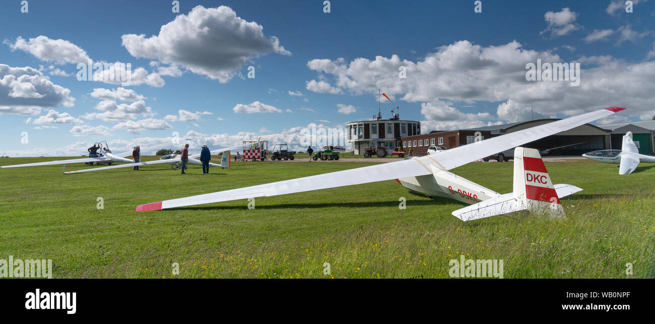 Gliders ready to take off at Yorkshire Gliding Club, Roulston Scar, Sutton Bank, Thirsk, North Yorkshire. Stock Photo