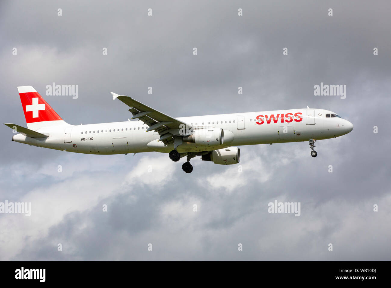 Airbus A321-111, Reg: HB-IOC beim Anflug zum Flughafen Zürich (ZRH). 15.08.2019 Stock Photo
