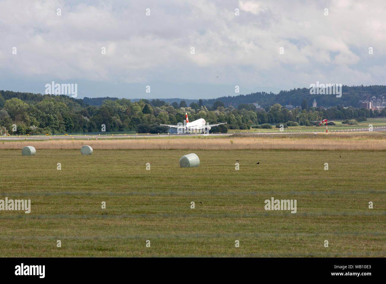 Airbus A321-111, Reg: HB-IOC beim Anflug zum Flughafen Zürich (ZRH). 15.08.2019 Stock Photo