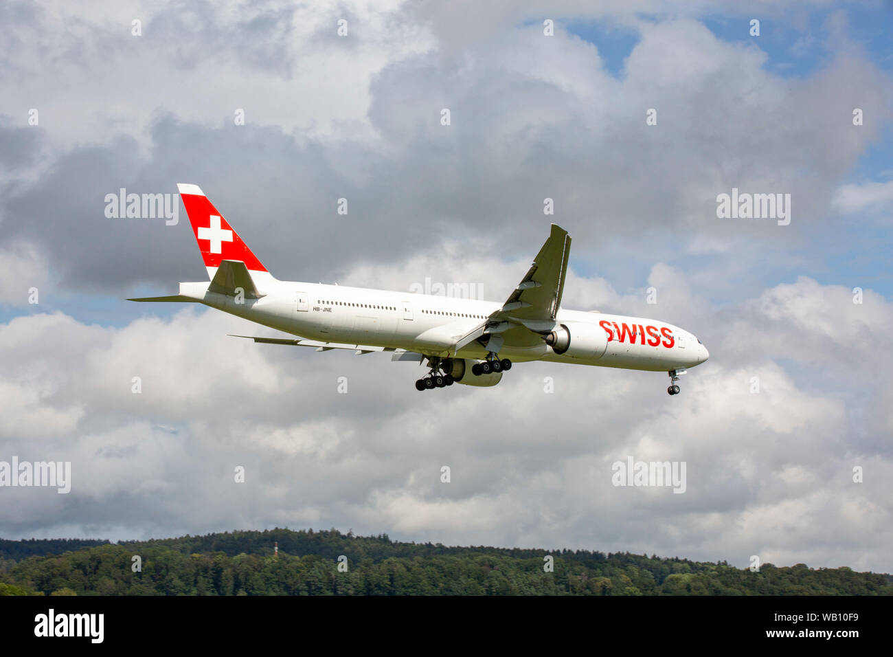 Boeing 777-3DEER, Reg: HB-JNE beim Anflug zum Flughafen Zürich (ZRH). 15.08.2019 Stock Photo
