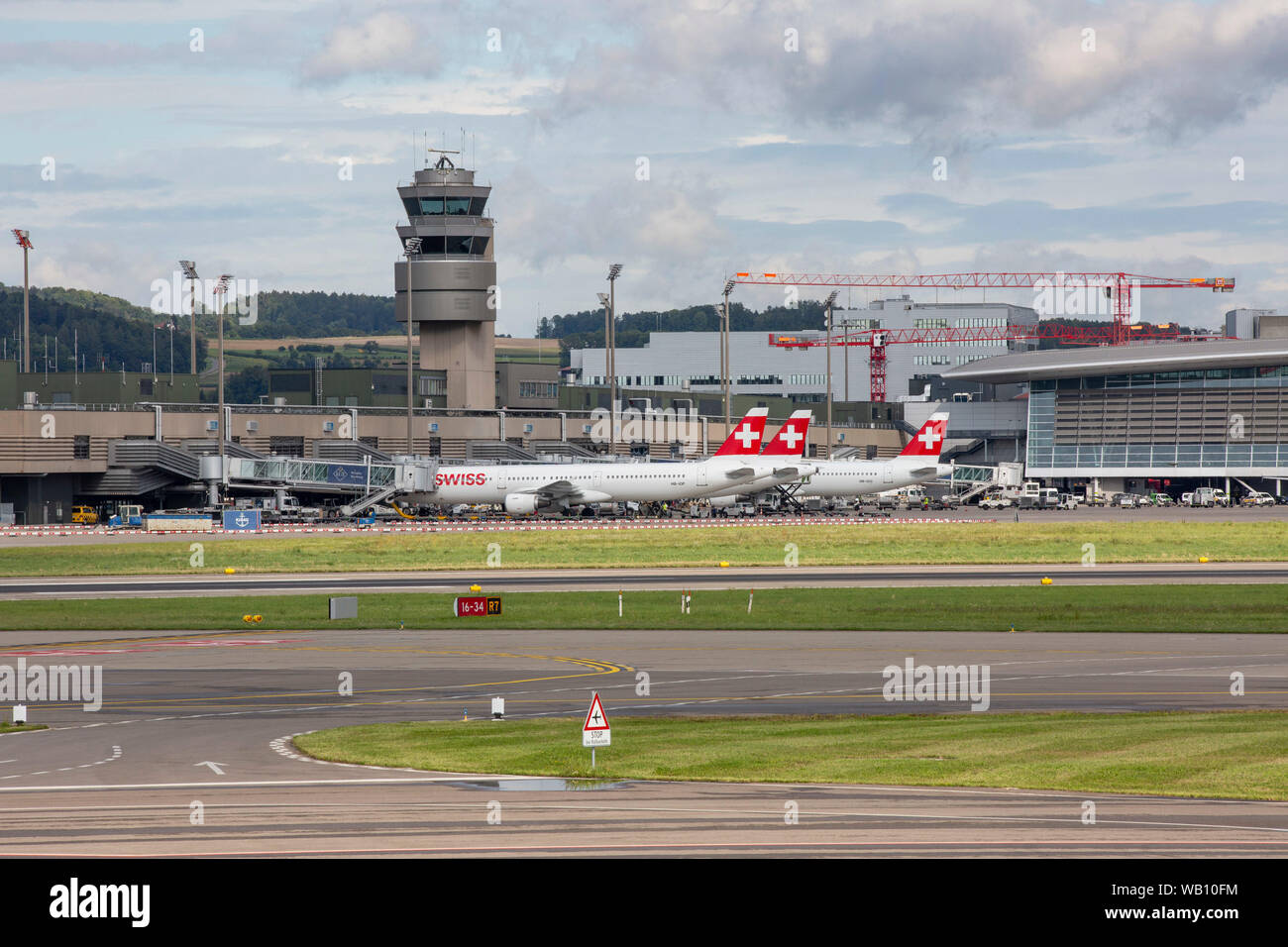 Flughafen-Vorfeld am Flughafen Zürich (ZRH). 15.08.2019 Stock Photo