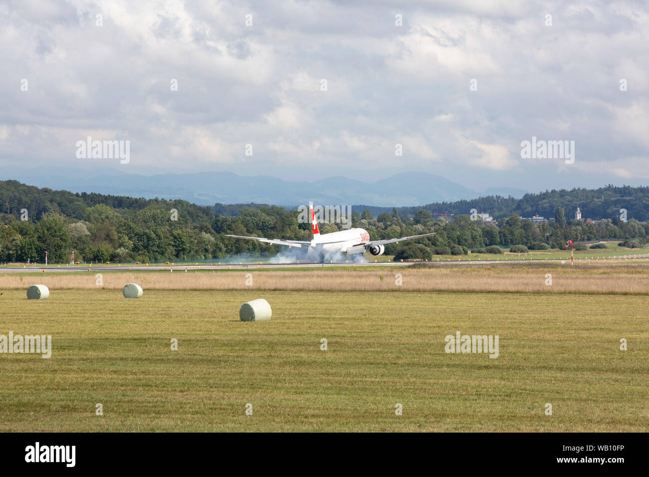 Boeing 777-3DEER, Reg: HB-JNH beim Anflug zum Flughafen Zürich (ZRH). 15.08.2019 Stock Photo