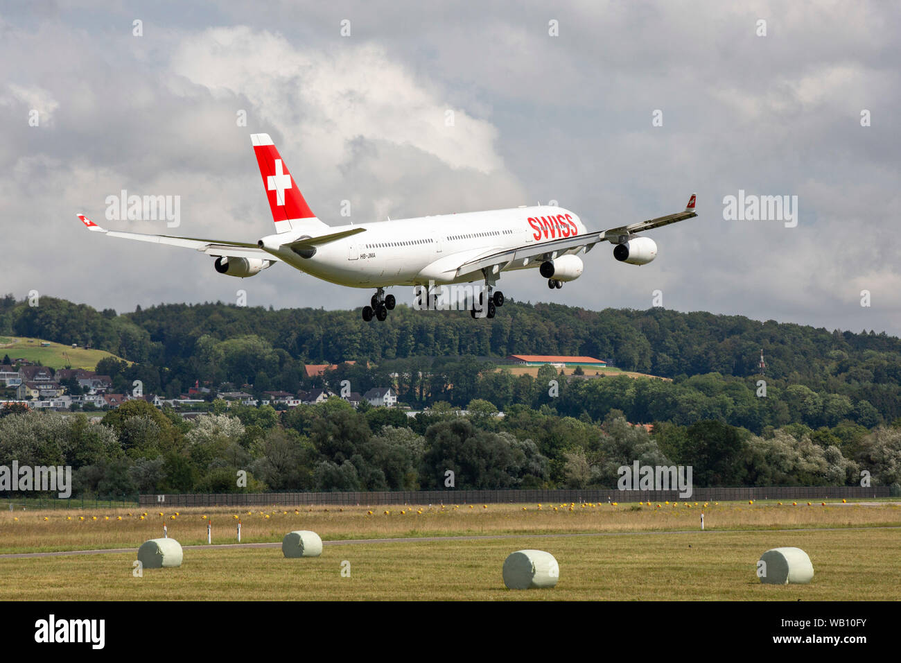 Airbus A340-313X, Reg: HB-JMA beim Anflug zum Flughafen Zürich (ZRH). 15.08.2019 Stock Photo