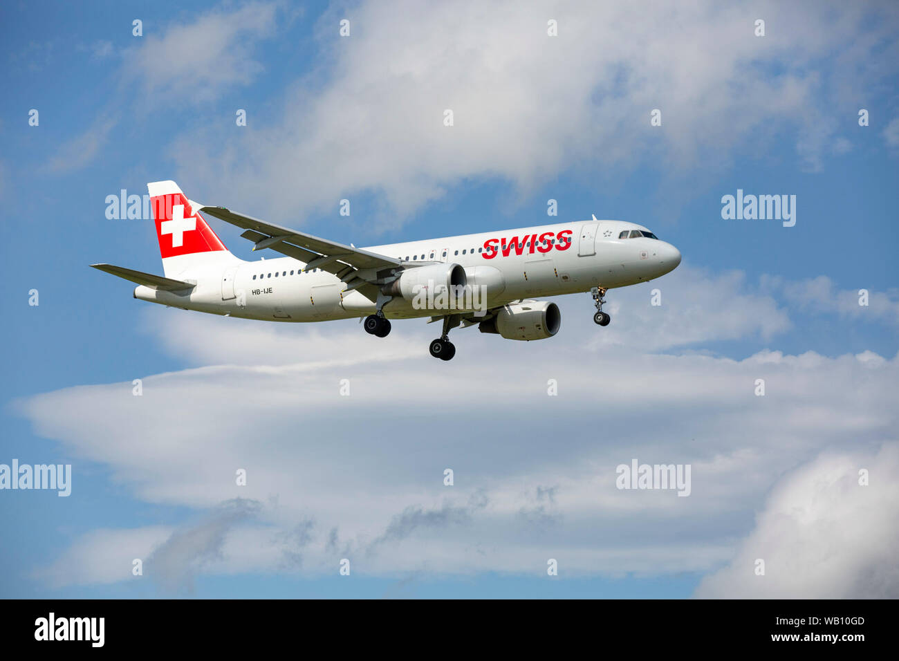 Airbus A320-214, Reg: HB-IJE beim Anflug zum Flughafen Zürich (ZRH). 15.08.2019 Stock Photo