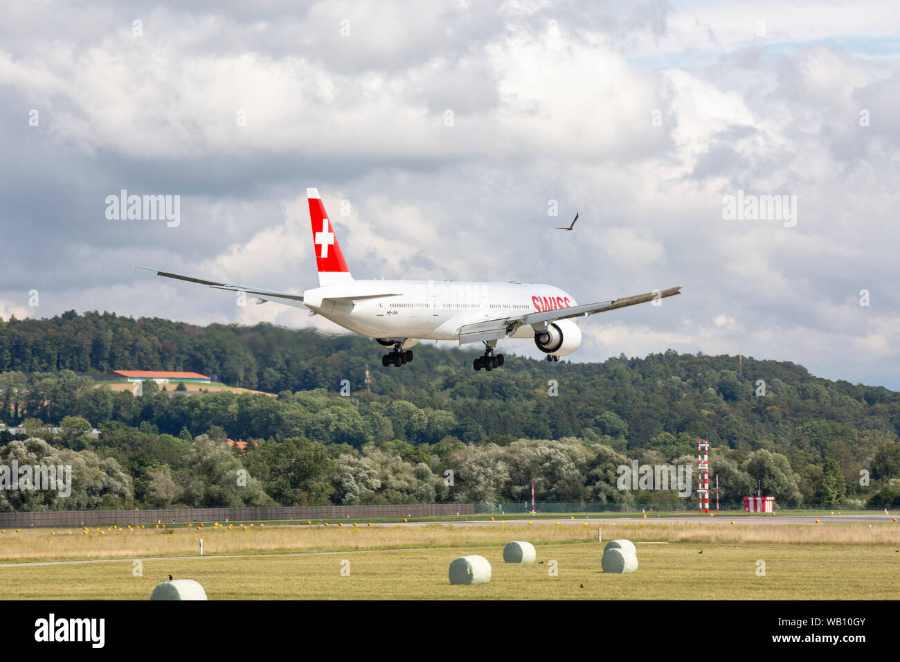 Boeing 777-3DEER, Reg: HB-JNH beim Anflug zum Flughafen Zürich (ZRH). 15.08.2019 Stock Photo