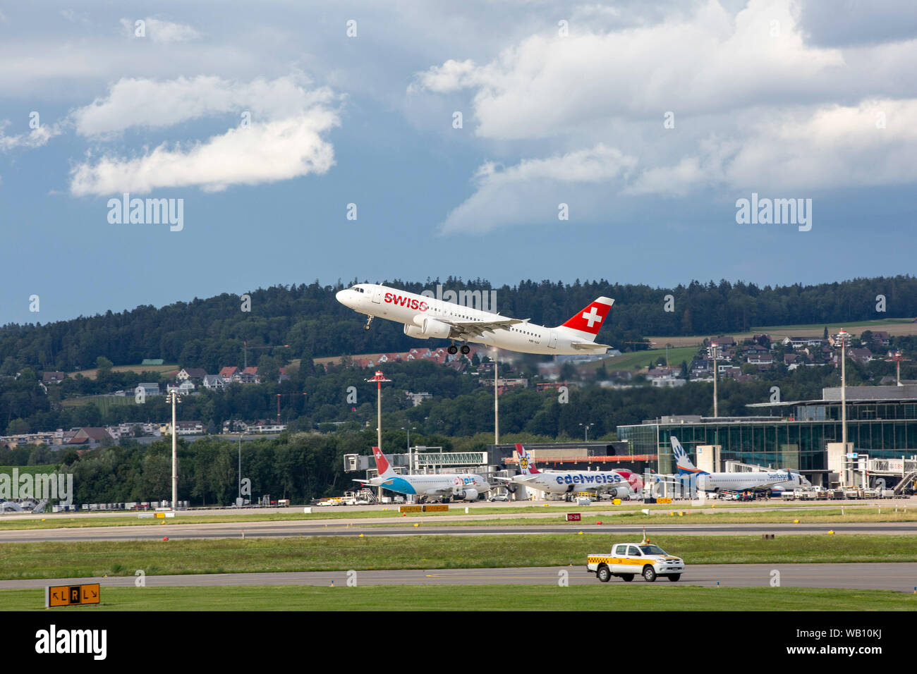 Airbus A320-214, Reg: HB-IJJ beim Abflug vom Flughafen Zürich (ZRH). 15.08.2019 Stock Photo