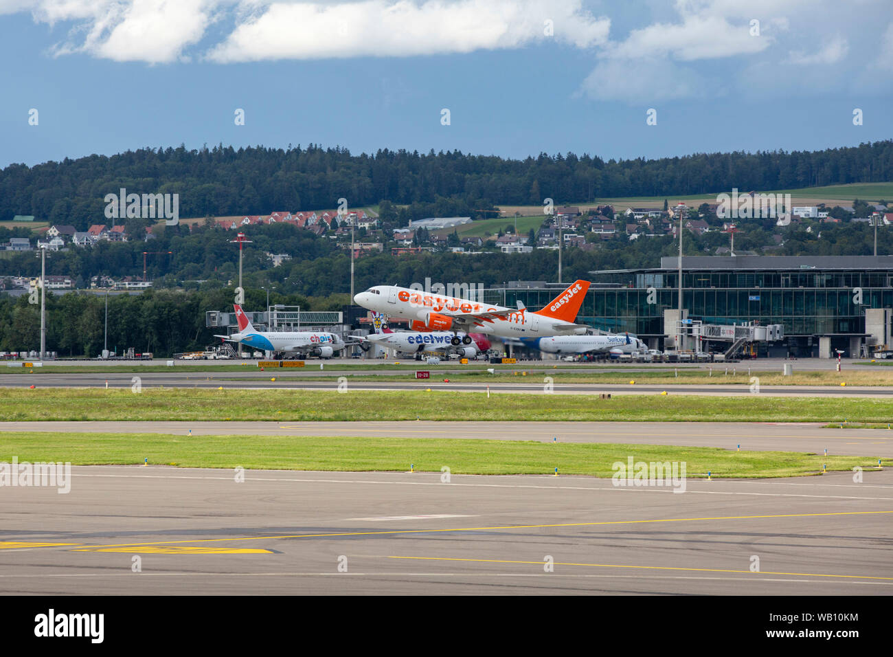 easyJet, Typ: Airbus A319-111, Reg: G-EZBO beim Abflug vom Flughafen Zürich (ZRH). 15.08.2019 Stock Photo