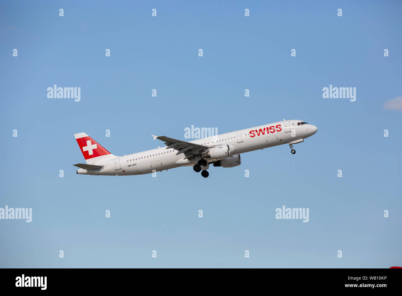 Airbus A321-111, Reg: HB-IOC beim Abflug vom Flughafen Zürich (ZRH). 15.08.2019 Stock Photo