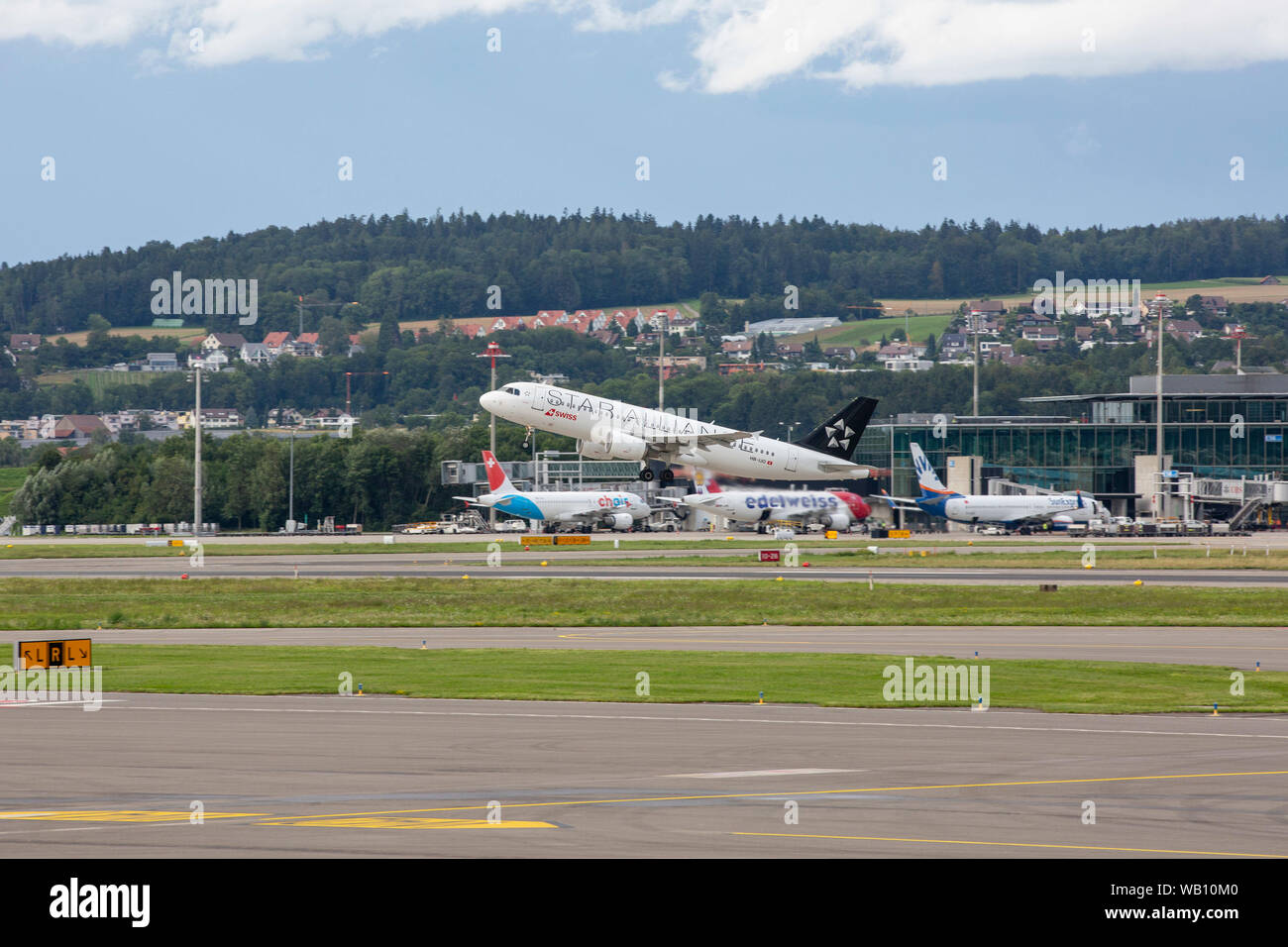 Airbus A320-214, Reg: HB-IJO beim Abflug vom Flughafen Zürich (ZRH). 15.08.2019 Stock Photo