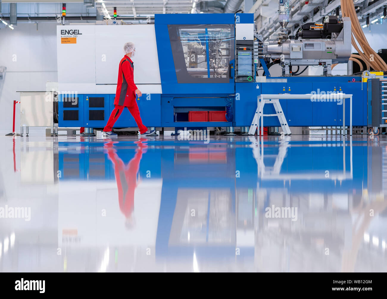Schwerin, Germany. 22nd Aug, 2019. Employees walk past an injection ...