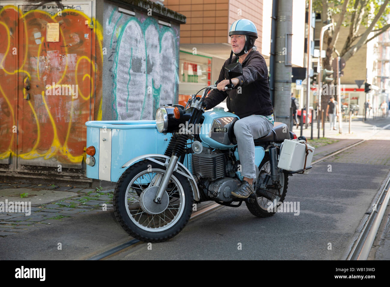Jürgen Becker auf einem Motorrad mit Beiwagen beim Fototermin zum WDR-Film 'Besuch aus dem Westen - Jürgen Becker unterwegs im Osten Deutschlands' im Stock Photo