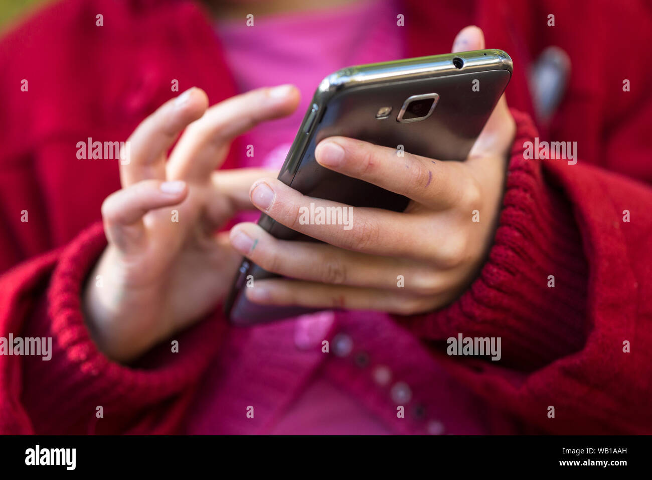 Hands of little girl using smartphone, close-up Stock Photo - Alamy