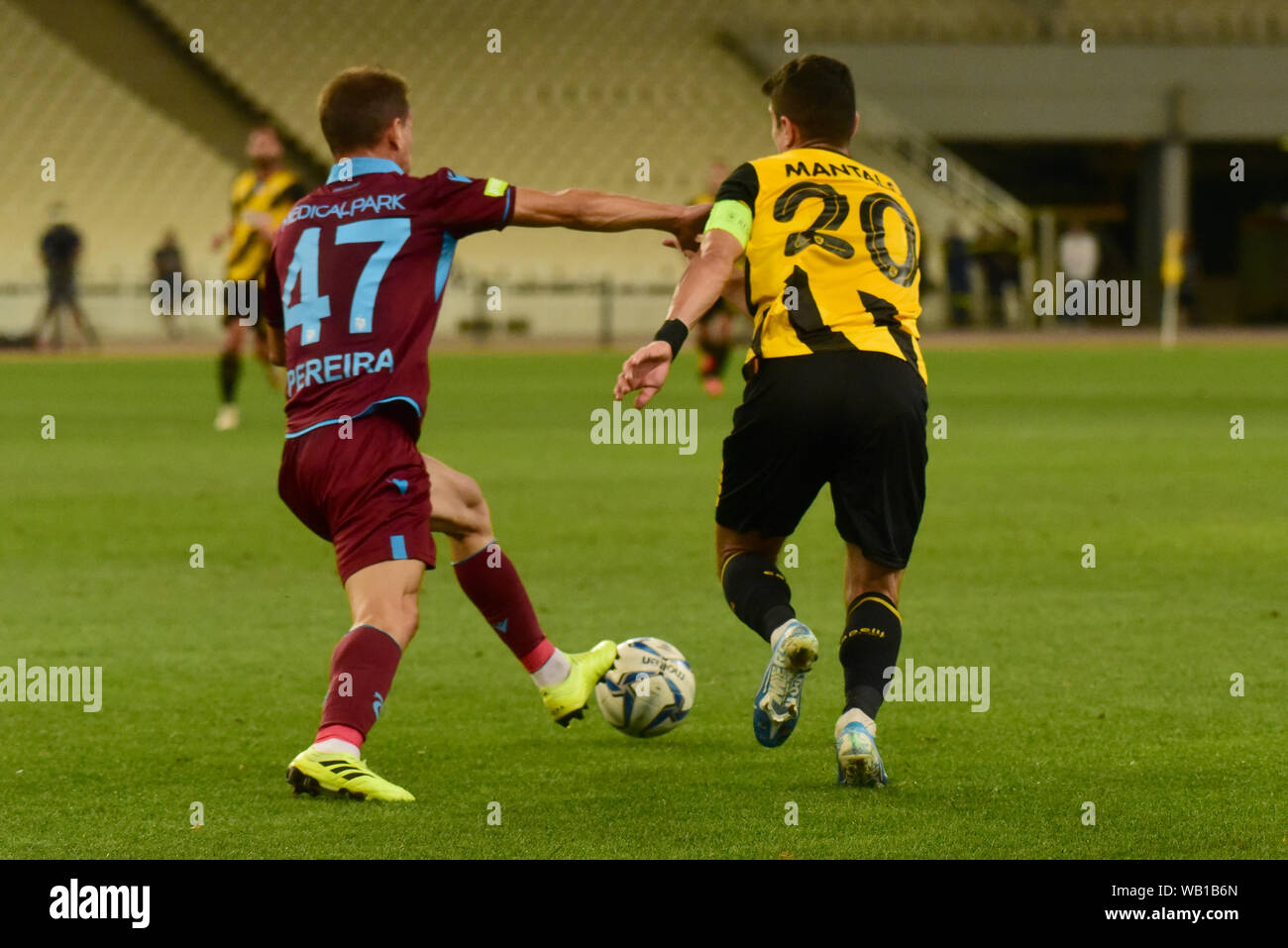 Mantalos (no 20) of AEK tries to avoid Pereira (no 47) of Trabzonspor.AEK  didn't make it, despite scoring in the 4 ', eventually lost 3-1 to  Trabzonspor in the first game of