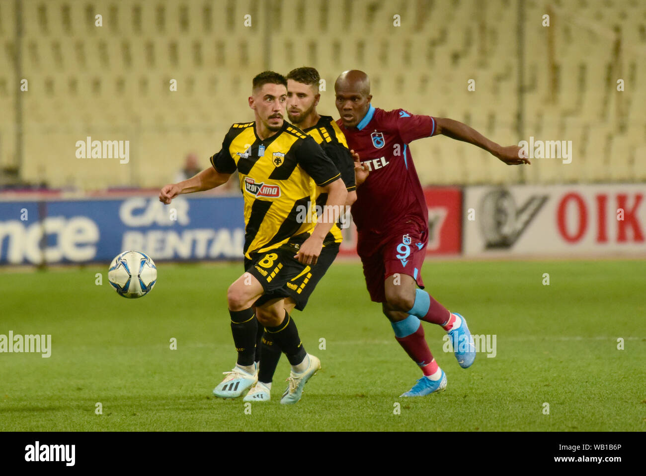Simoes (no 8) of AEK and Nwakaeme (no 9) of Trabzonspor, vies for the ball. AEK didn't make it, despite scoring in the 4 ', eventually lost 3-1 to  Trabzonspor in the first