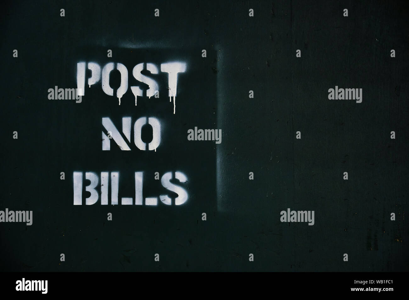 'Post No Bills' stencil sign on construction fence, Manhattan, New York USA Stock Photo