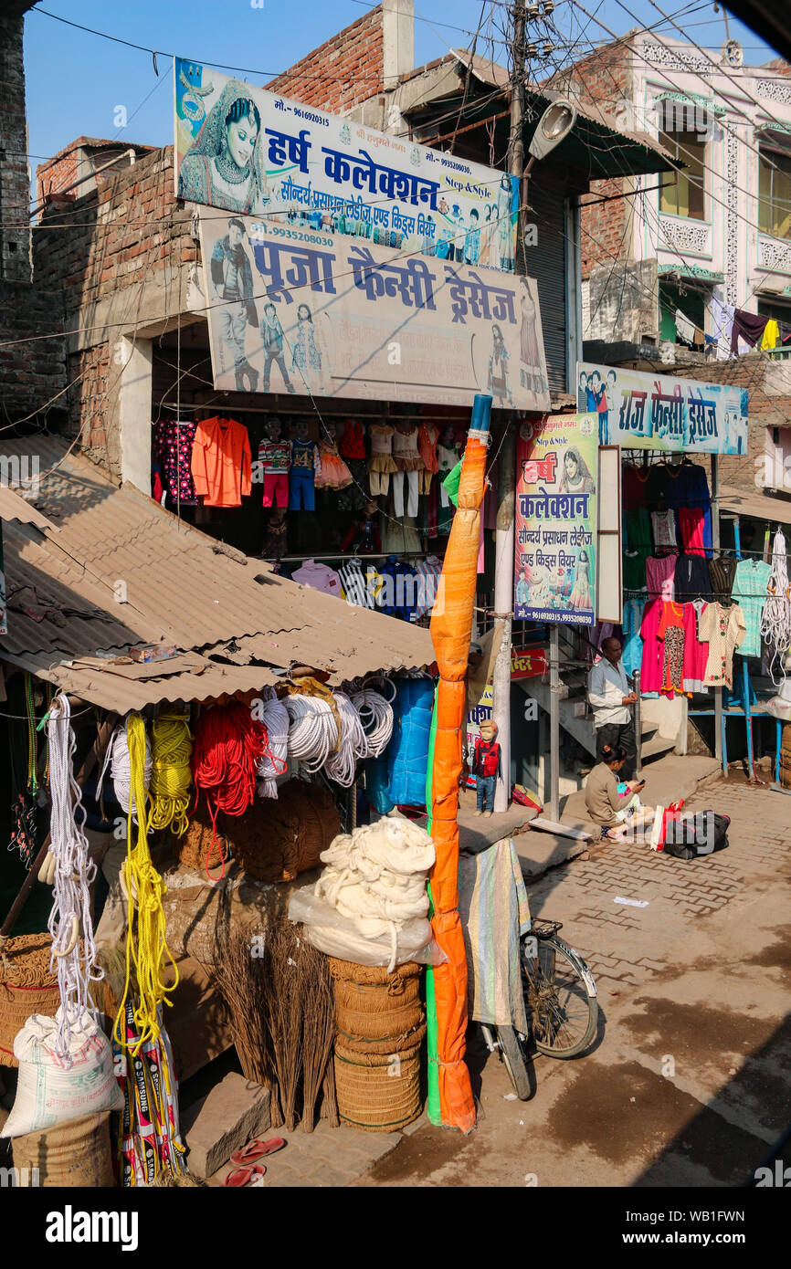Colourful yet haphazard shop in Sonauli, India, broder town on the Indo-Nepal Border Trail, Central Asia Stock Photo