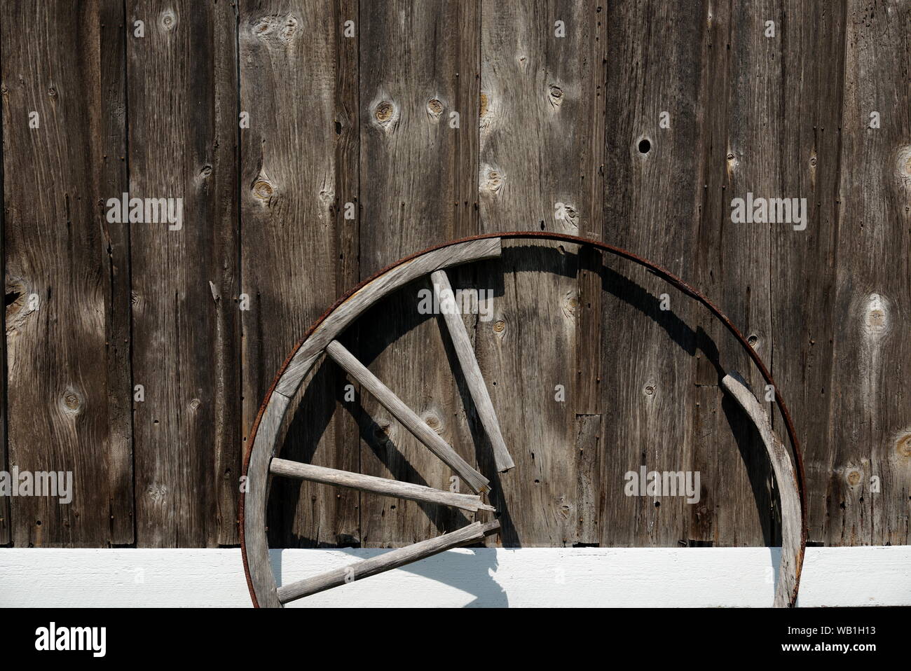 Wooden wagon wheel missing spokes hires stock photography and images