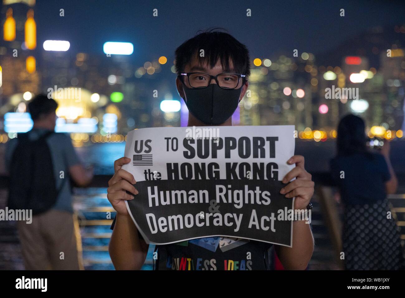 Tsim Sha Tsui, Hong Kong S.A.R. 23rd Aug, 2019. Thousands of protesters create the Hong Kong Human Chain along Hong Kong's Avenue of the Stars on the Victoria Harbor waterfront on the 30th annivesary of the Balkan Human Chain as part of the ongoing pro democracy anti elab protest movement. Credit: Adryel Talamantes/ZUMA Wire/Alamy Live News Stock Photo