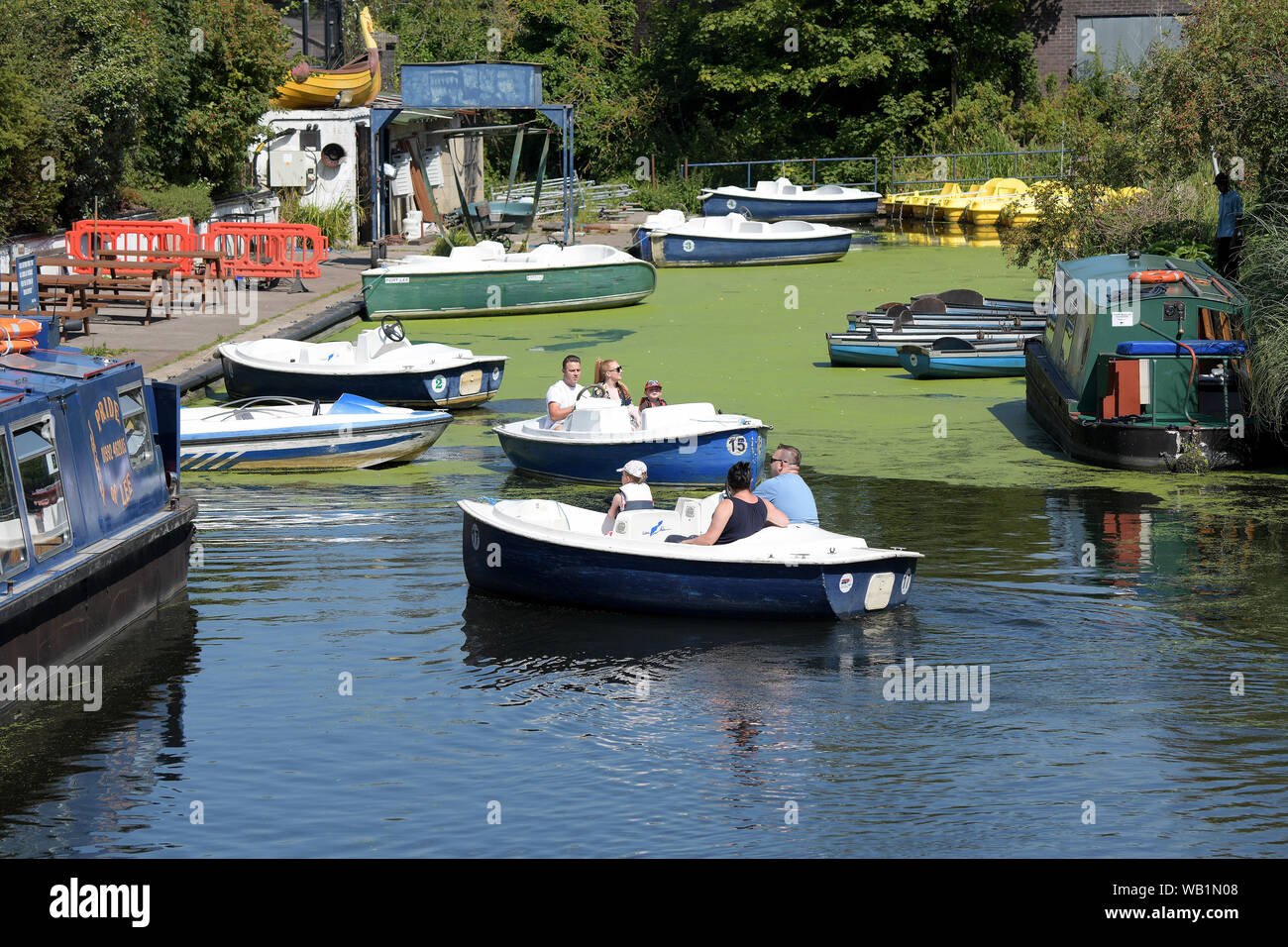 Lee Valley Boat Centre Broxbourne Hertfordshire, With hot wether